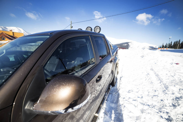 Vehículo todoterreno en las montañas en temporada de invierno
 - Foto, Imagen
