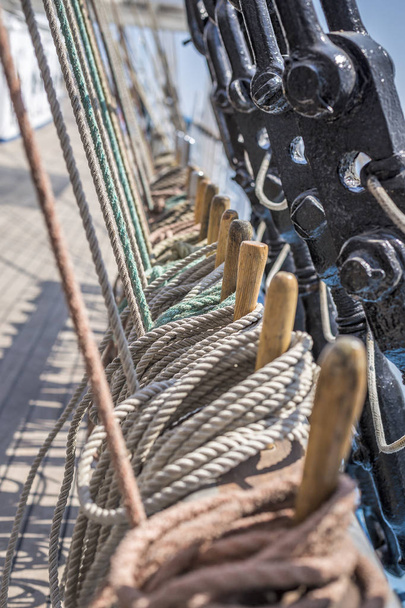 Closeup of coiled rope on a ship deck in summer - Foto, afbeelding