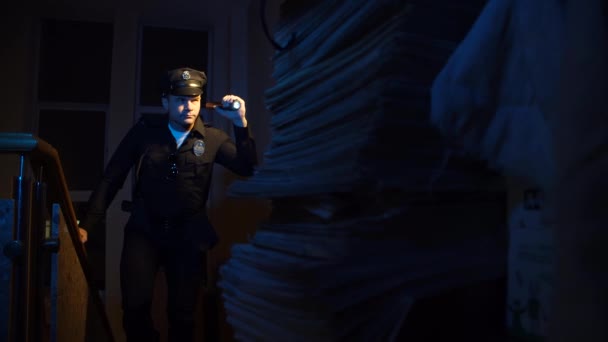 Полиция США проводит расследование в темноте, светя фонариком
 - Кадры, видео
