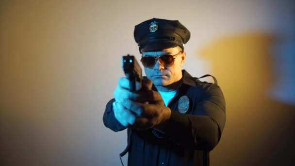 Policjant Usa trzyma pistolet - Materiał filmowy, wideo