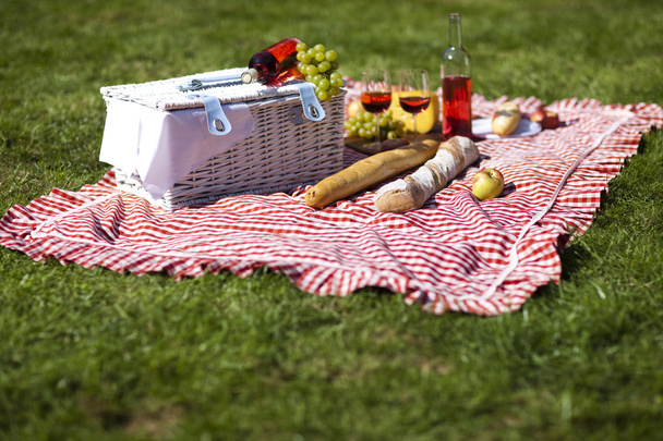 Cesto da picnic con pane alla frutta e vino
 - Foto, immagini