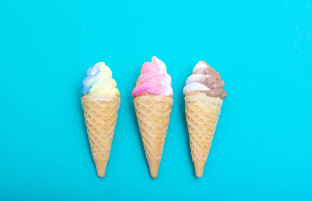 Crème glacée forme de cône de gaufre en sucre sur papier bleu, Cop
 - Photo, image