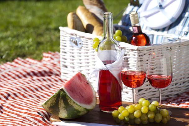Piknik kosár zöld gyepen - Fotó, kép