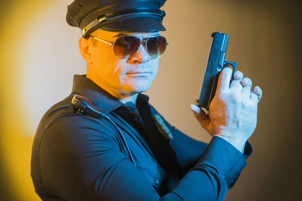 Констебль США держит пистолет
 - Фото, изображение