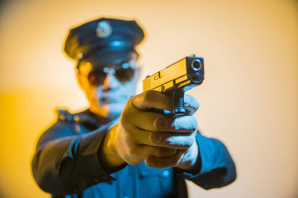 COP USA is holding a gun - Foto, imagen