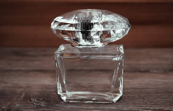 botella de perfume femenino
 - Foto, Imagen