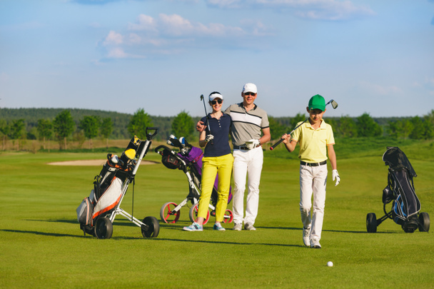 Сім'я грою в гольф
 - Фото, зображення