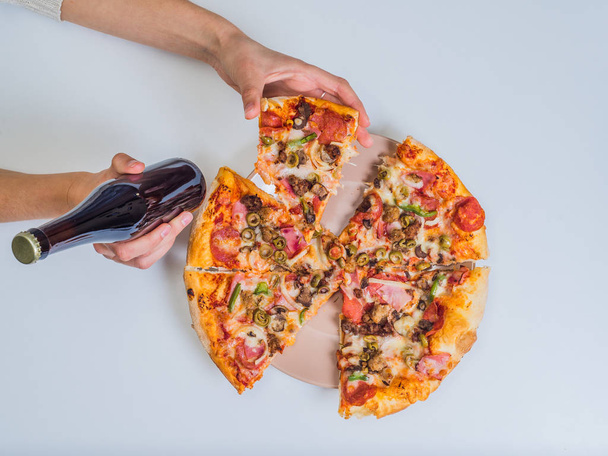 пицца на столе с женской рукой
 - Фото, изображение