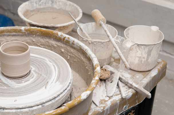 Rueda de cerámica y herramientas creativas
 - Foto, Imagen