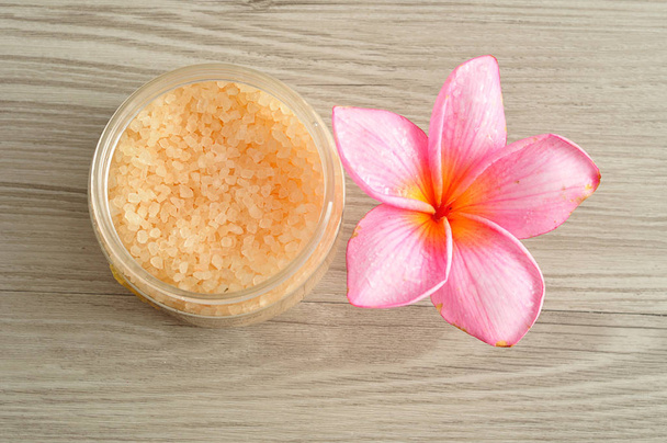Sel de bain avec une fleur de frangipani
 - Photo, image
