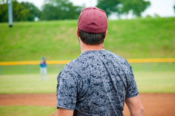 Entrenador de béisbol por detrás durante un partido
 - Foto, Imagen