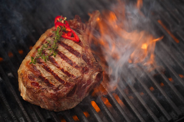харчове м'ясо - яловичий стейк на барбекю
  - Фото, зображення