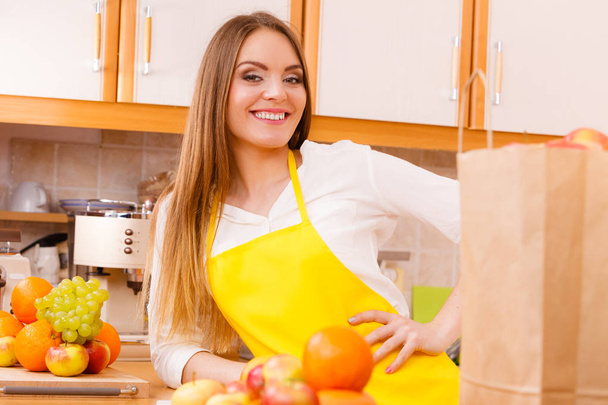 Smiling lady in kitchen. - Foto, Imagem