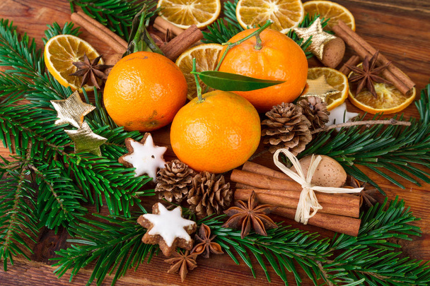 owoców mandarynki mandarynki z Boże Narodzenie przyprawy ans jodła oddział - Zdjęcie, obraz