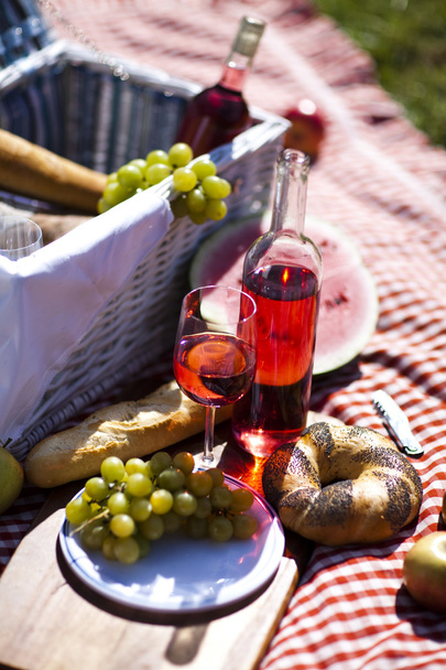 Wine and picnic basket on the grass - Zdjęcie, obraz