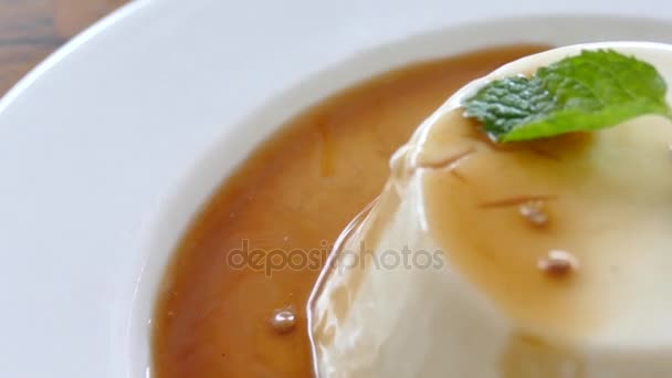 Panna cotta dessert gros plan
 - Séquence, vidéo