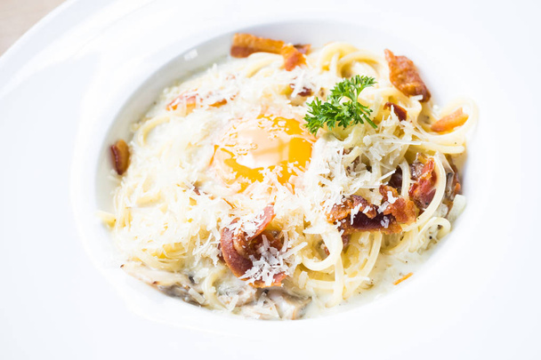 Спагетти карбонара в белой тарелке
 - Фото, изображение