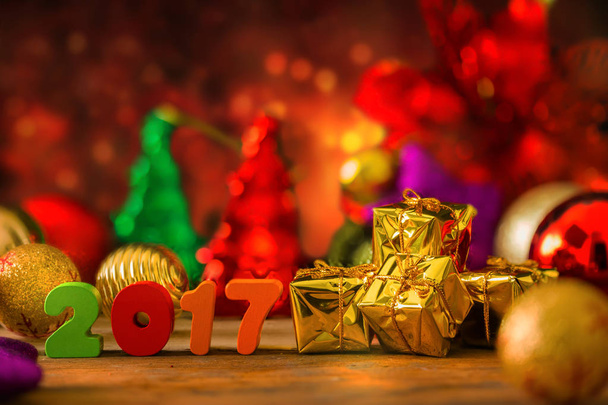 Kerstmis en Nieuwjaar achtergrond met versieringen en geschenkverpakkingen - Foto, afbeelding