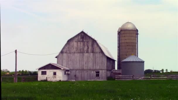 Een boerderij en een schuur met een silo - Video
