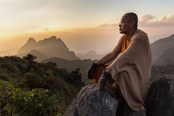 Mistrz mnich buddyjski, medytując w górach - Zdjęcie, obraz