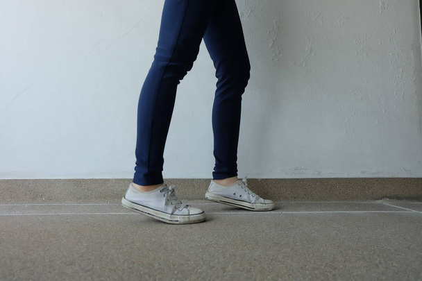 Mode Jeans Femme en Jeans Bleus et Sneakers Blanches dans les Rues
  - Photo, image