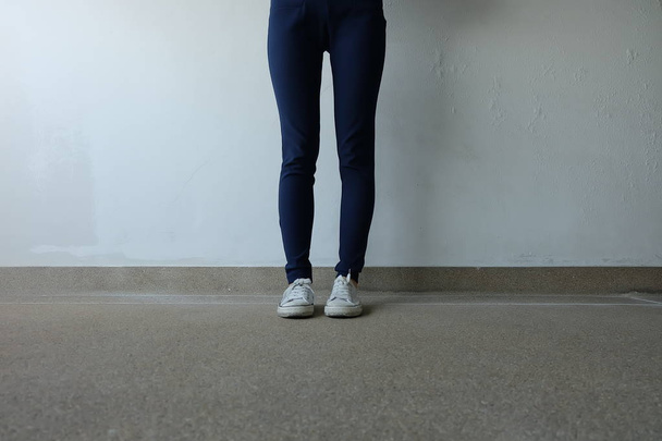 Moda giovane donna in blue jeans e scarpe da ginnastica bianche per le strade
  - Foto, immagini