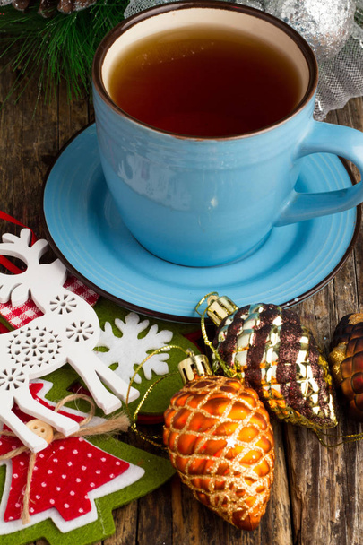 Tasse Tee und Weihnachtsspielzeug Nahaufnahme - Foto, Bild