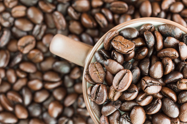 Pohled shora zrnková káva v šálku kávy - Fotografie, Obrázek