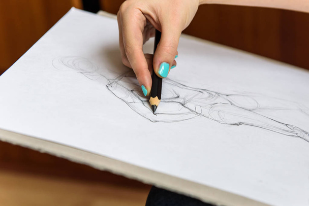 painter paints a pencil sketch - Fotografie, Obrázek