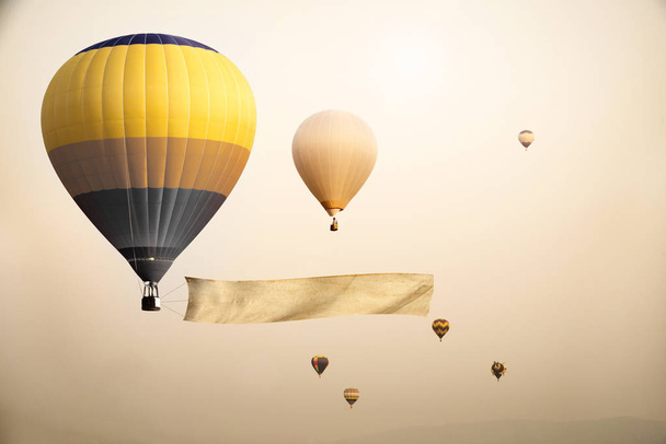 αερόστατα θερμού αέρα με κενό σημαία - Φωτογραφία, εικόνα