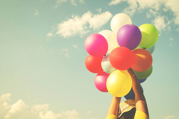 Kadın el tutma çok renkli balonlar - Fotoğraf, Görsel