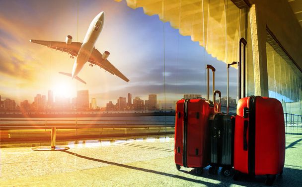 Boglya-ból utazótáska, poggyász a reptéri terminál és utas pla - Fotó, kép