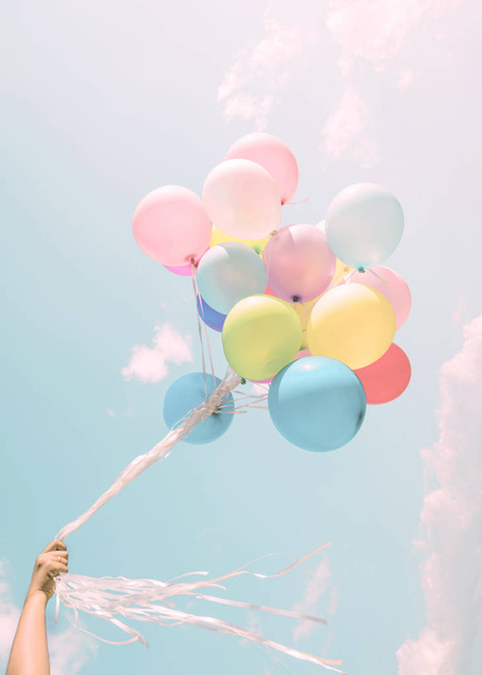 çok renkli balonlar tutan el - Fotoğraf, Görsel