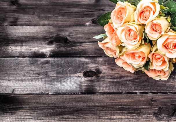 Pink roses on wooden background. Floral frame, flowers greeting card. - Fotoğraf, Görsel