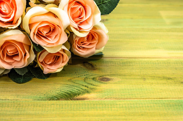 Pink roses on wooden table - Fotoğraf, Görsel