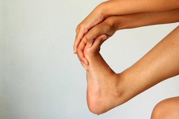 Dolor en el pie de la mujer
 - Foto, Imagen