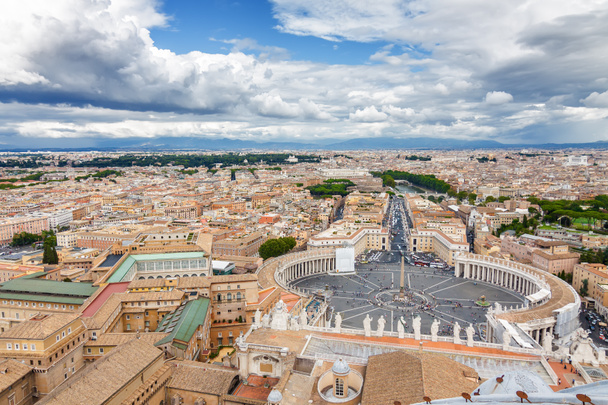 Облачный вид на Ватикан и Рим с вершины купола базилики Святого Петра, регион Лацио, Италия
. - Фото, изображение