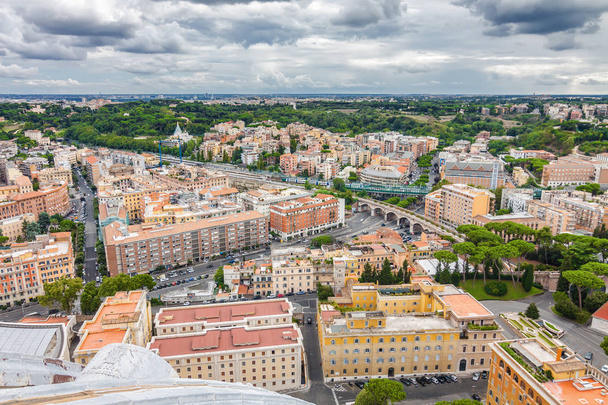 Bewölkter Blick auf Vatikan und Rom von der Kuppel der Petersbasilika, Region Latium, Italien. - Foto, Bild
