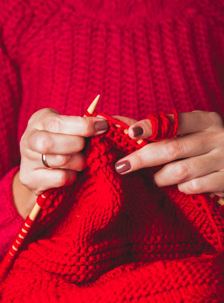 Female hands knits sweater - Foto, afbeelding