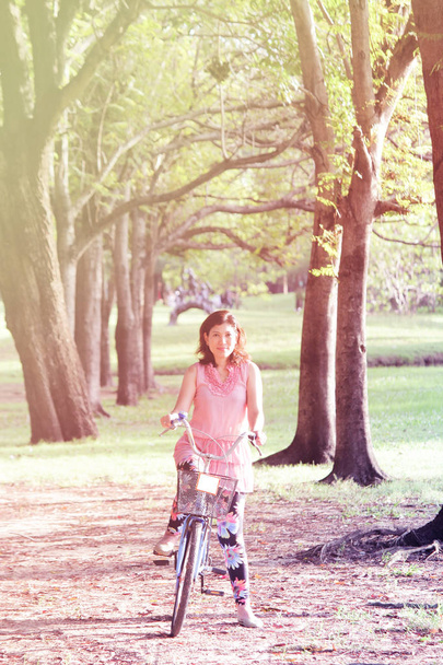 Joyeux jeune belle femme avec vélo rétro, été en plein air avec style vintage
 - Photo, image