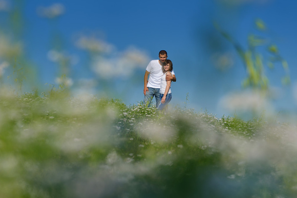 Happy couple in wheat field - Fotografie, Obrázek
