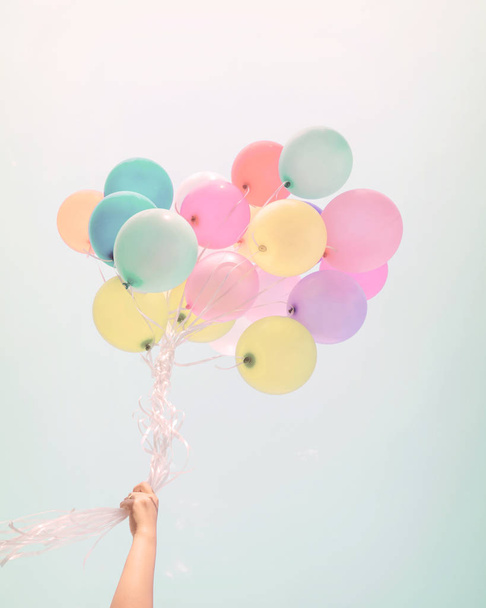 main tenant des ballons multicolores
 - Photo, image