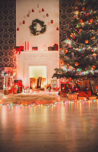 Diseño interior de la habitación de Navidad, árbol decorado con luces de guirnalda
 - Foto, Imagen