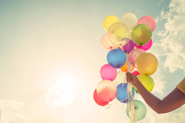 Hand hält bunte Luftballons - Foto, Bild