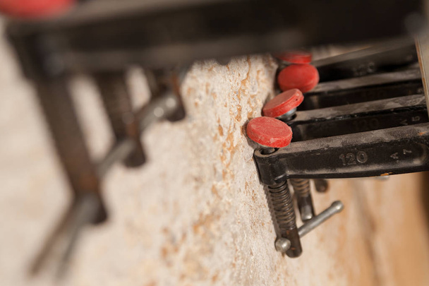 bir marangoz atölyesinde kelepçeler - Fotoğraf, Görsel