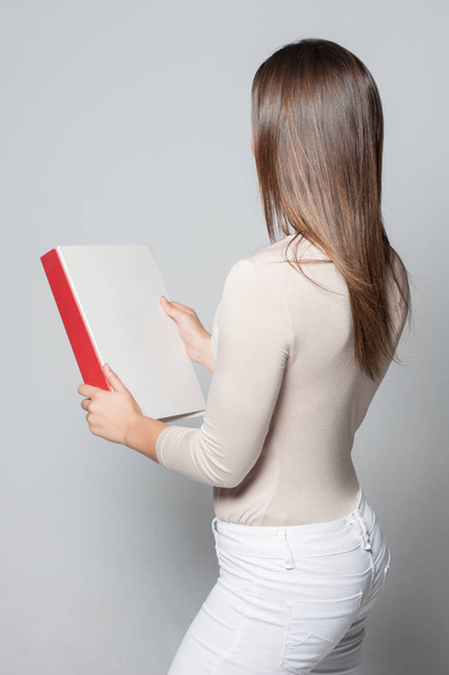 Portrait of smiling young business woman holding a folder - Foto, Imagen