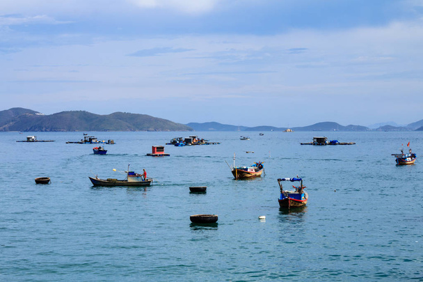 Ukotvení v Nha Trang beach, Vietnam. Nha Trang je dobře známý pro své pláže a potápění a vyvinula se do cíle pro zahraniční turisté. - Fotografie, Obrázek
