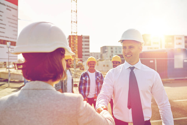 builders making handshake on construction site - Zdjęcie, obraz
