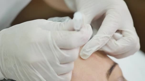 Fiatal, csinos nő egyre kozmetikai injekció az arcát, mint egy része a klinika kezelés. Gyógyászat, az egészségügy és a szépség fogalma - Felvétel, videó