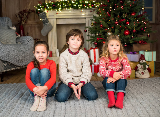 Kids sitting on grey carpet   - Foto, imagen